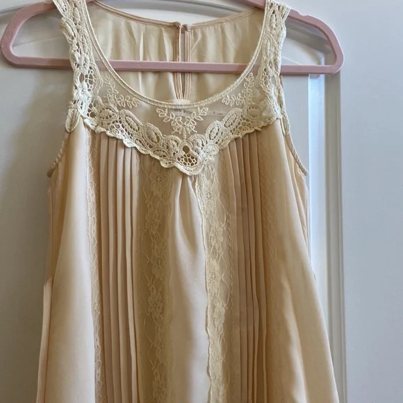 Beautiful nude coloured dress in size S - Picture 3 of 11